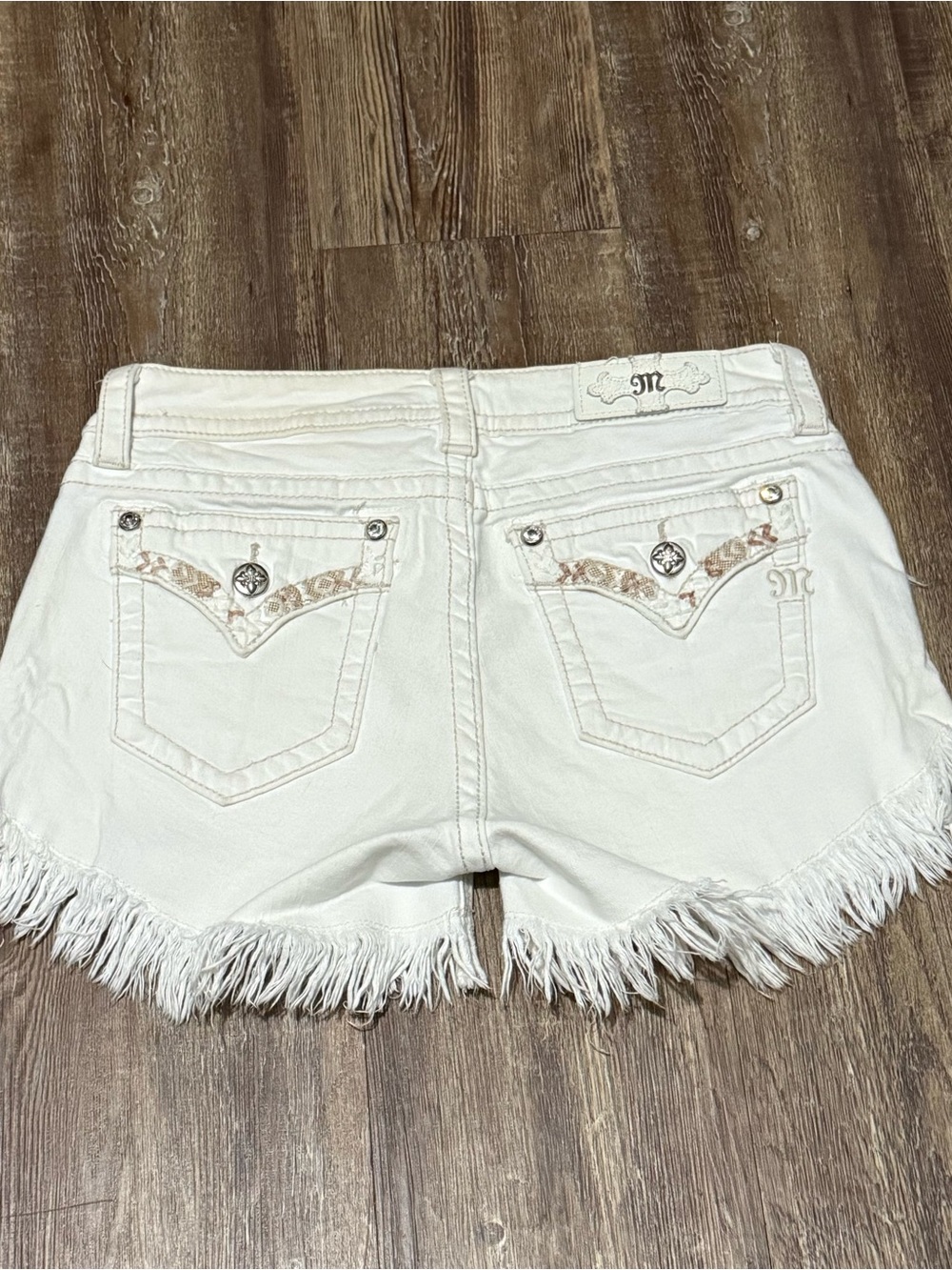 Miss Me Signature Shorts Women's 29 Mid Rise Frayed Hem in White Wash Denim - Picture 6 of 6